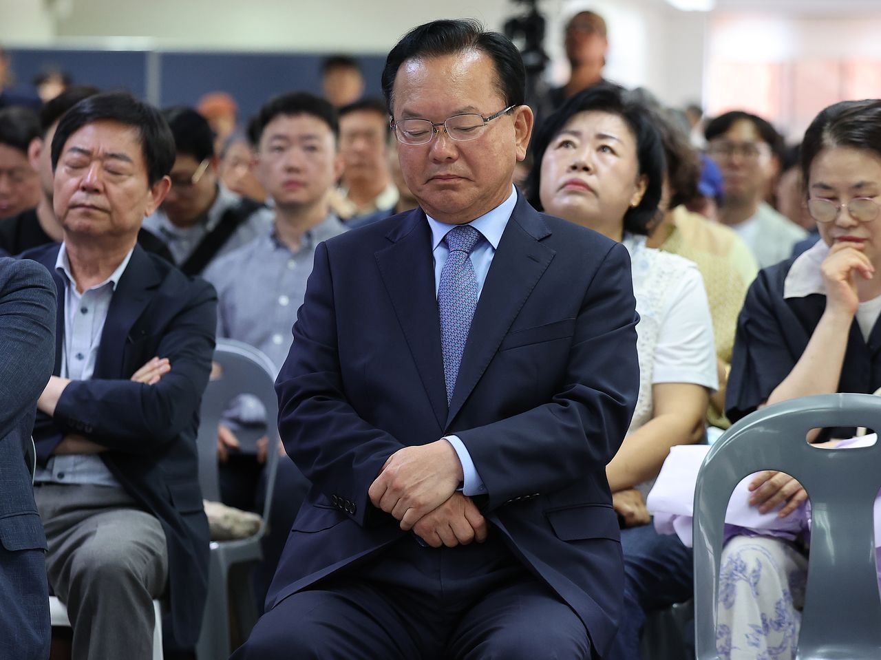 6·3 지방선거 대구시장 선거에서 낙선한 김부겸 전 국무총리가 6월 4일 대구 달서구 두류동 선거사무소에서 열린 캠프 해단식에 참석해 생각에 잠겨 있다. 연합뉴스