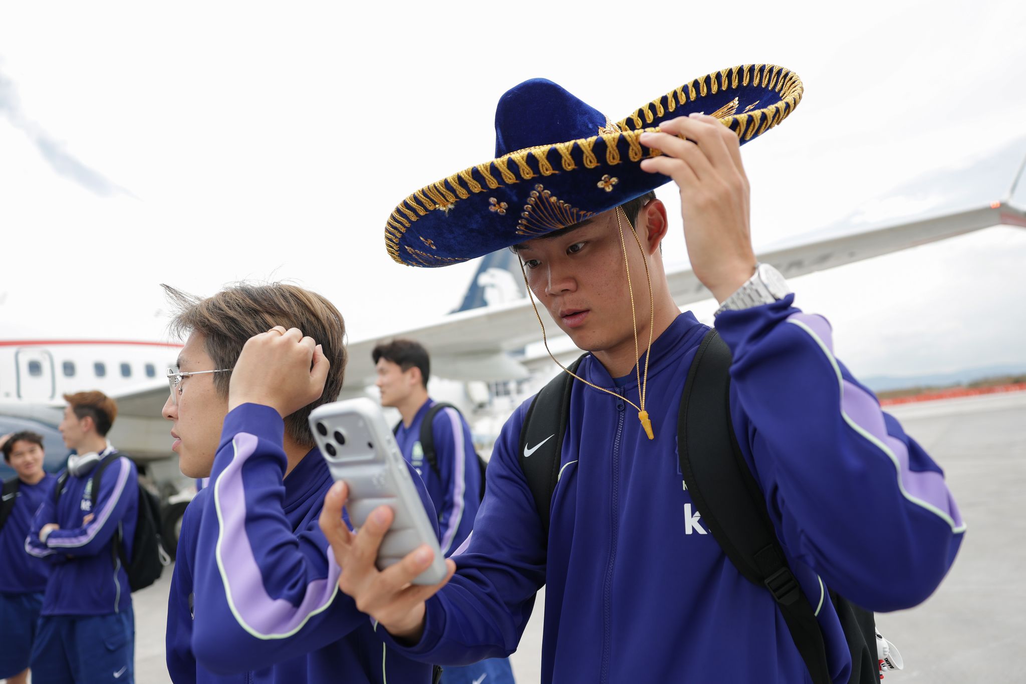미국 솔트레이크시티 사전캠프를 마치고 결전지 멕시코 과달라하라에 입성한 축구대표팀 오현규. 멕시코 전통모자 솜브레로를 써보고 있다. 사진 KFA 