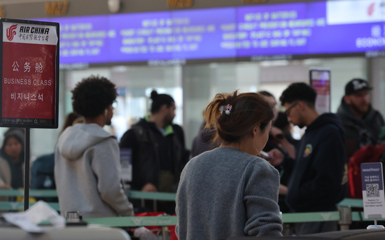 지난해 11월 4일 인천국제공항 제1여객터미널 출국장이 여행객들로 붐비고 있다. 뉴스1