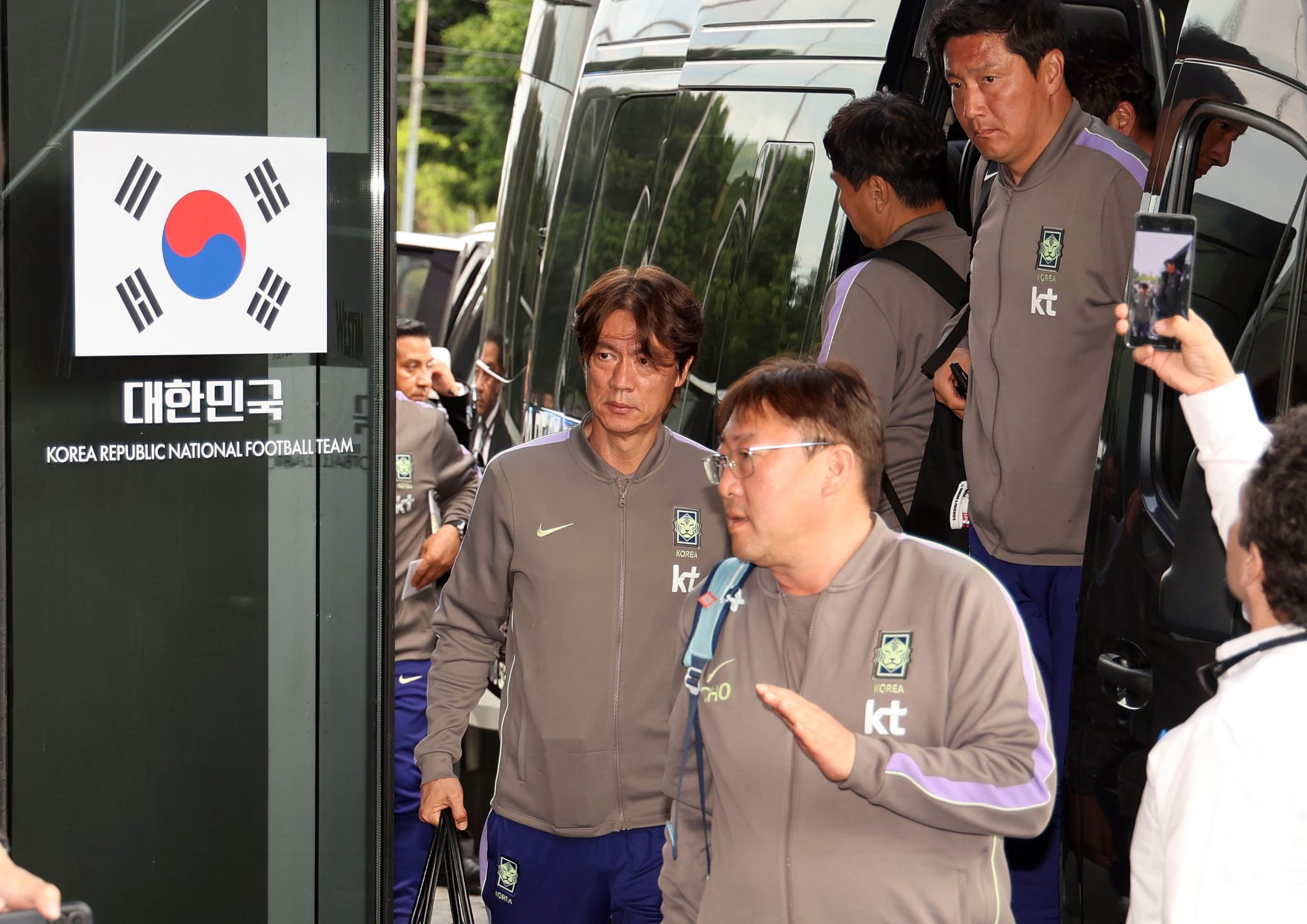 5일(현지시간) 멕시코 과달라하라 호텔에 도착한 홍명보 감독. 강정현 기자 