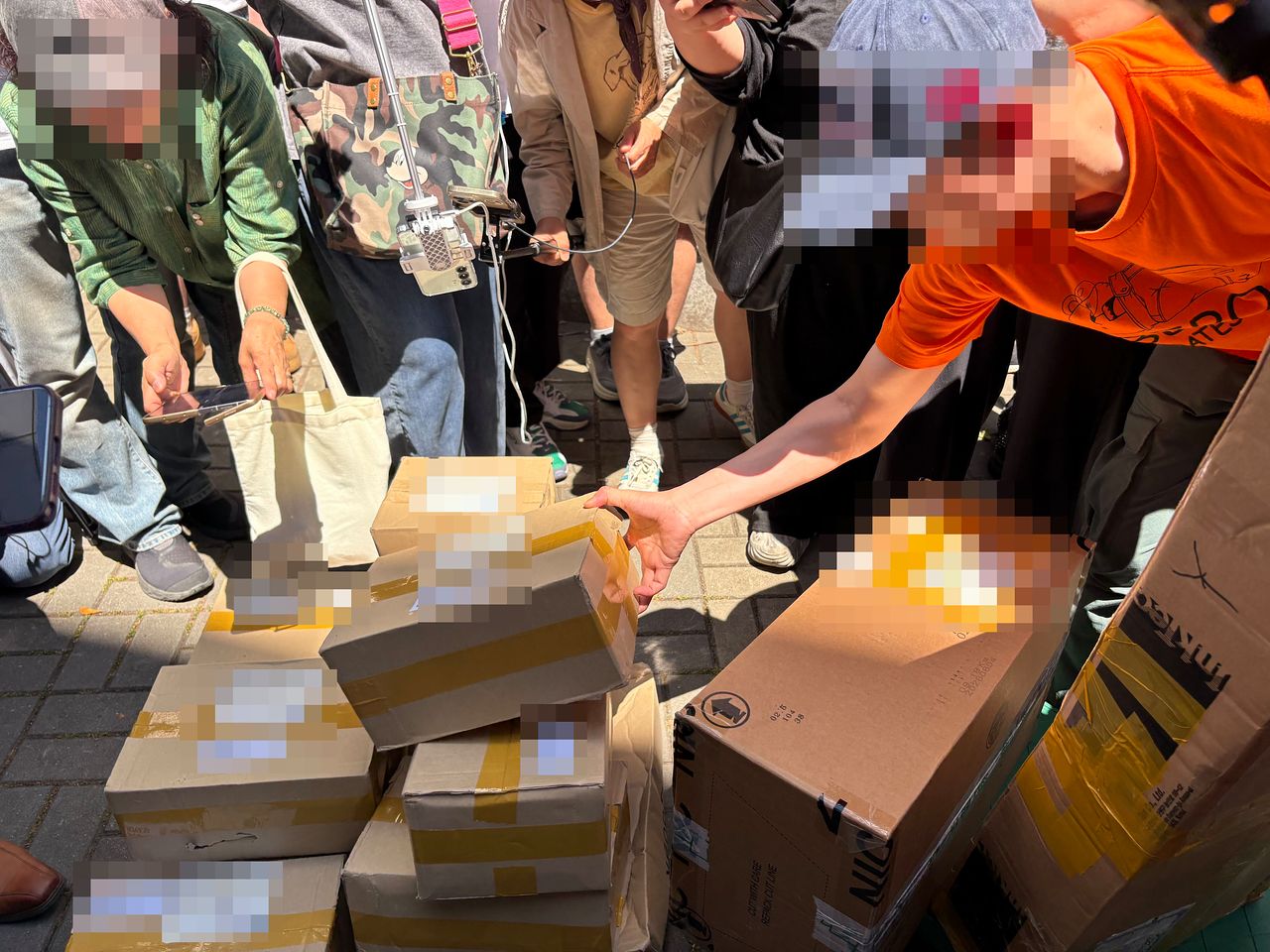 5일 오후 서울 송파구 지방선거 개표소(올림픽공원 핸드볼경기장) 주변에서 체육 종목단체로 배송된 택배를 부정선거 의혹을 제기하는 시위대가 들여다보고 있다. 김예정 기자