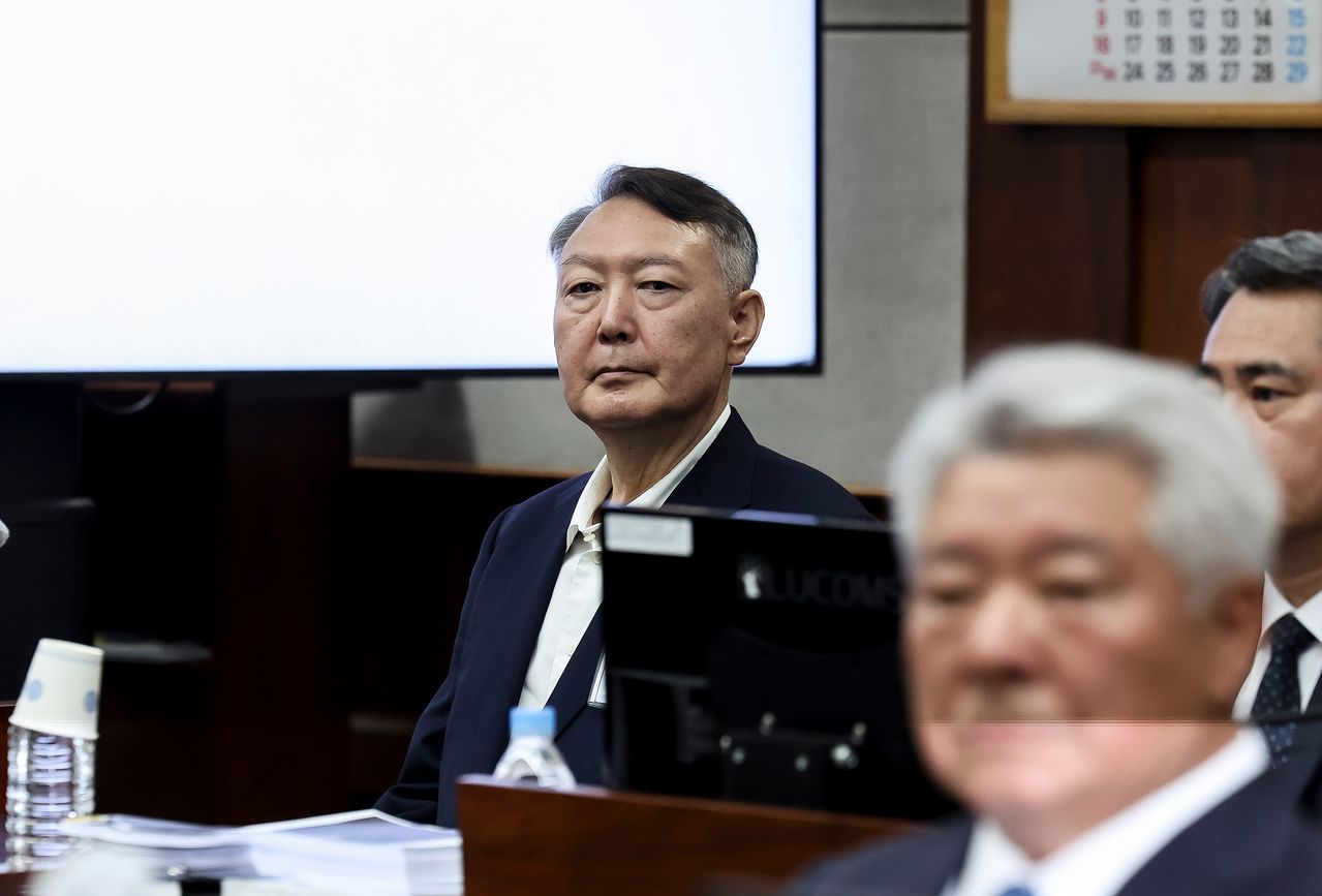 윤석열 전 대통령이 지난해 9월 26일 특수공무집행방해, 직권남용 권리행사방해 등 혐의 사건 첫 공판에 출석한 모습. 그해 4월 내란 사건 재판 후 약 5개월 만의 재판 출석이었다. 뉴스1