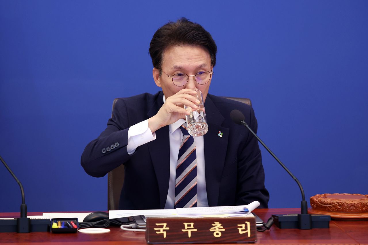 김민석 국무총리가 지난 2일 청와대에서 열린 제24회 국무회의 겸 제11차 비상경제점검회의에서 물을 마시고 있다. 청와대사진기자단