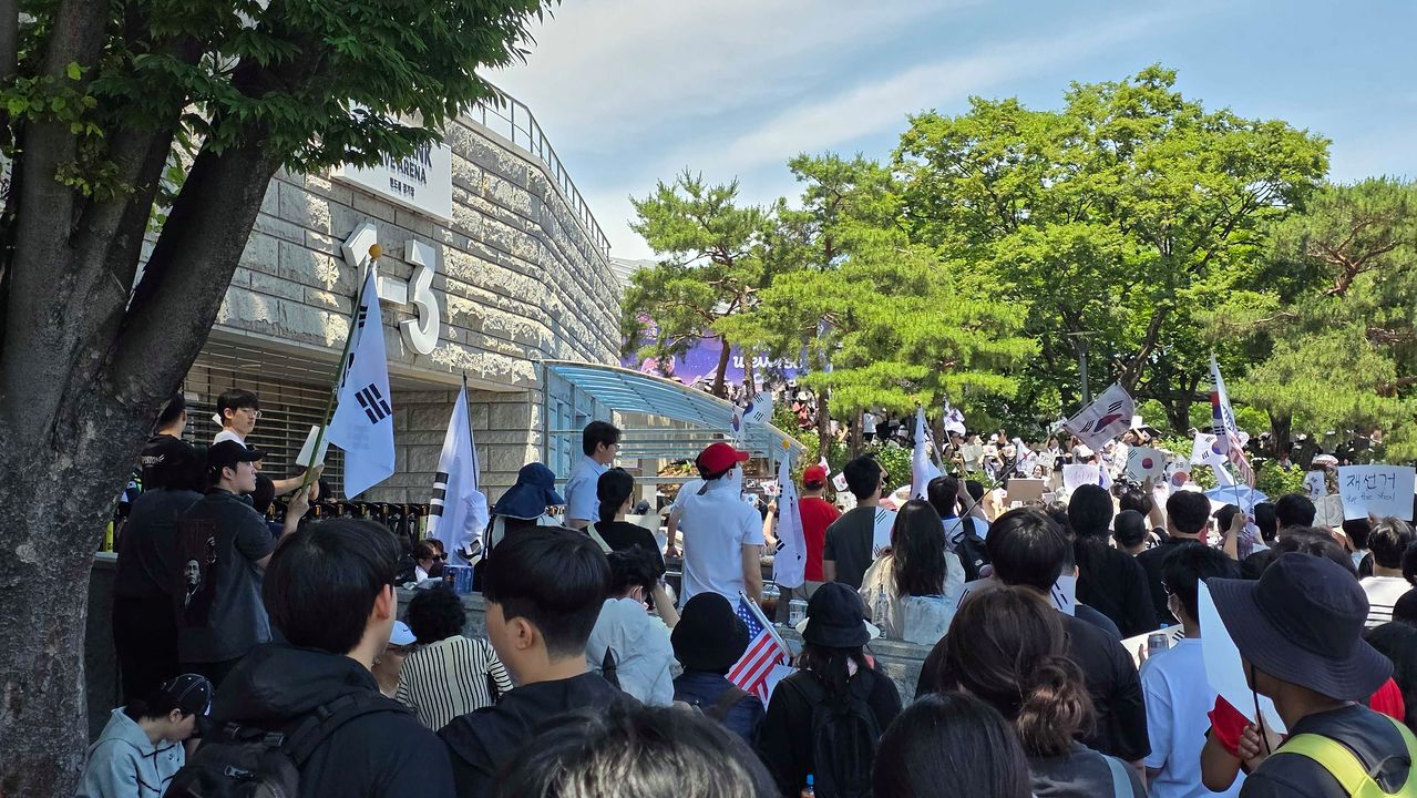 6일 오후 서울 송파구 올림픽공원에서 재선거를 주장하는 시위대가 6·3 전국동시지방선거 개표소로 쓰인 핸드볼경기장을 둘러싸고 있다. 김창용 기자
