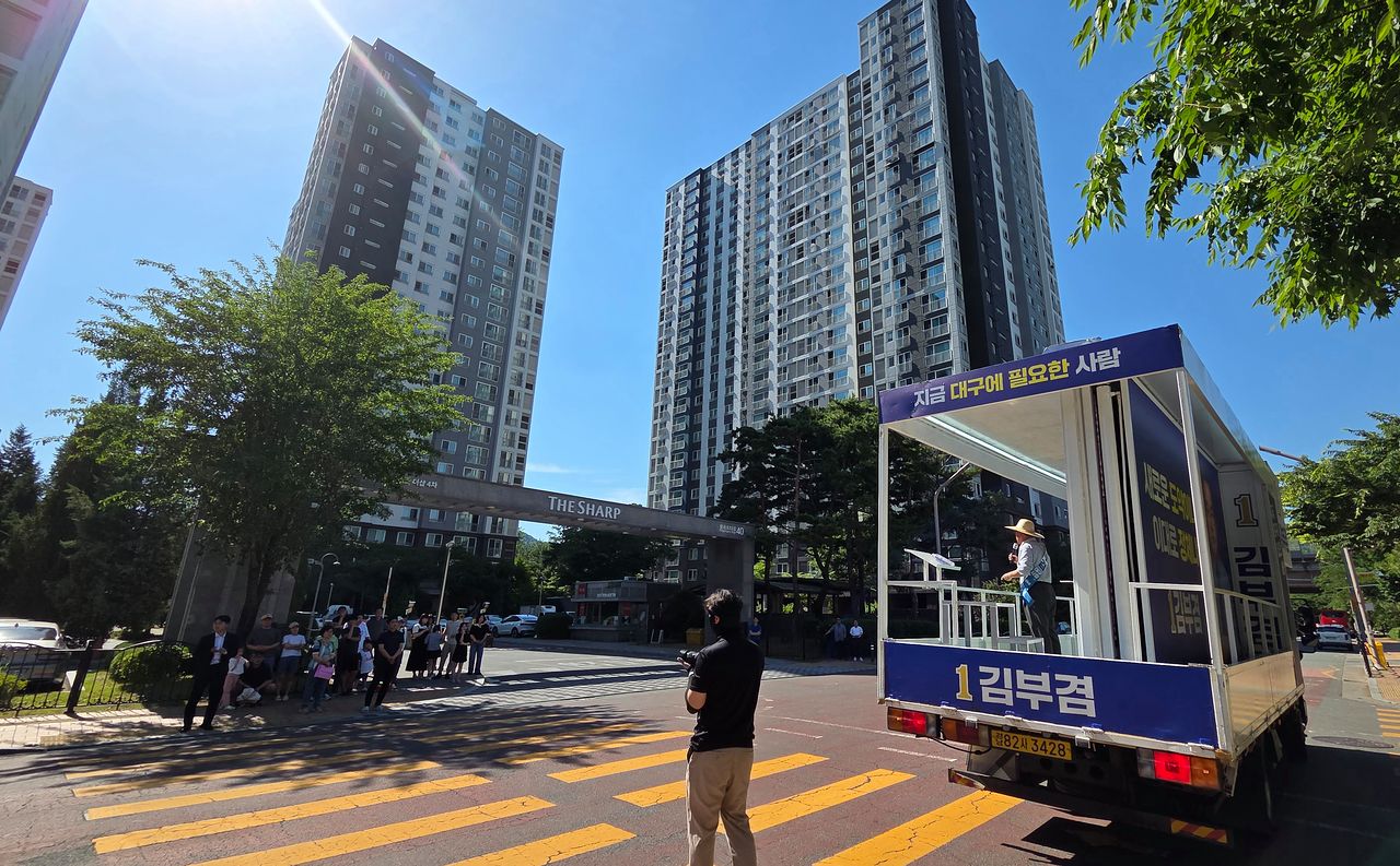 김부겸 전 국무총리가 5월 31일 대구 봉무동 아파트단지에서 벽치기 유세를 하고 있다. 대구=하준호 기자