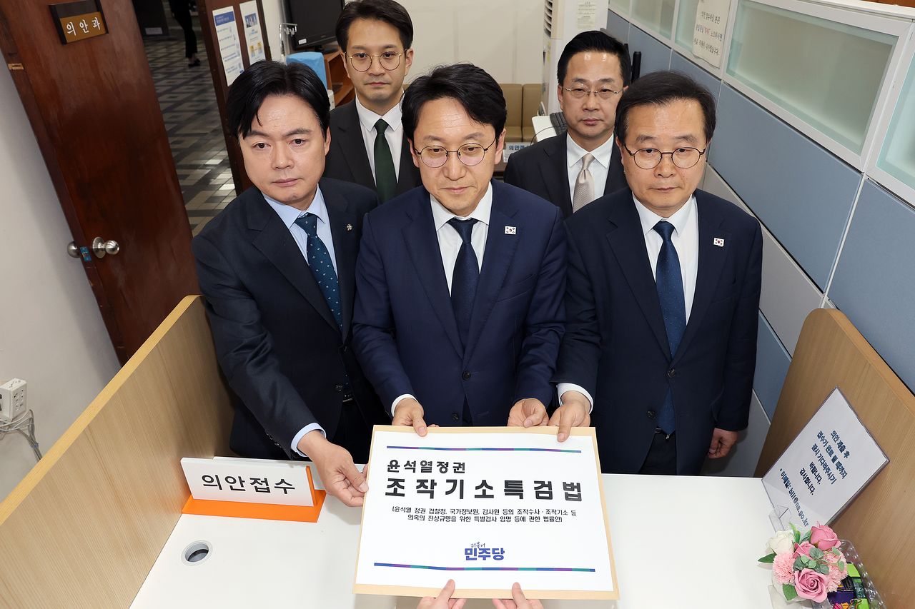 4월 30일 더불어민주당 천준호 원내대표 직무대행과 박성준·전용기·김현정·이건태 등 국정조사특위 위원들이 국회 의안과에 '윤석열 정치검찰 조작기소 진상규명 특검법'을 제출하고 있다. 연합뉴스