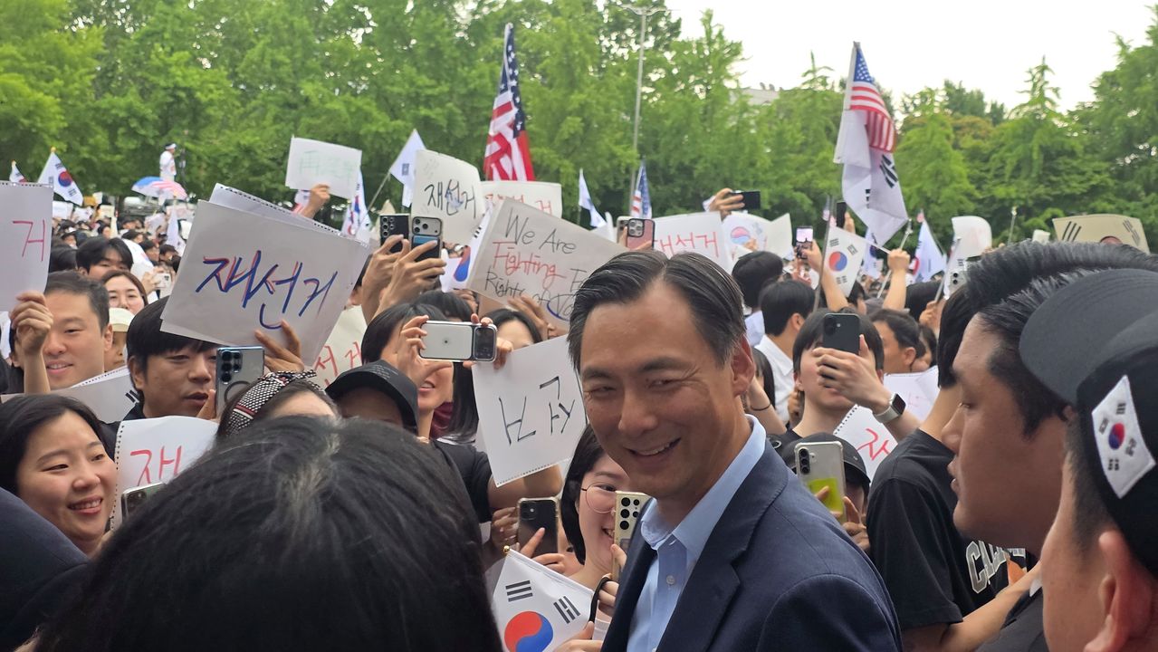 6일 오후 재선거 요구 시위가 벌어진 서울 송파구 올림픽공원에 모스 탄(한국명 단현명) 미국 리버티대 교수가 방문해 참가자가 환호하고 있다. 김창용 기자