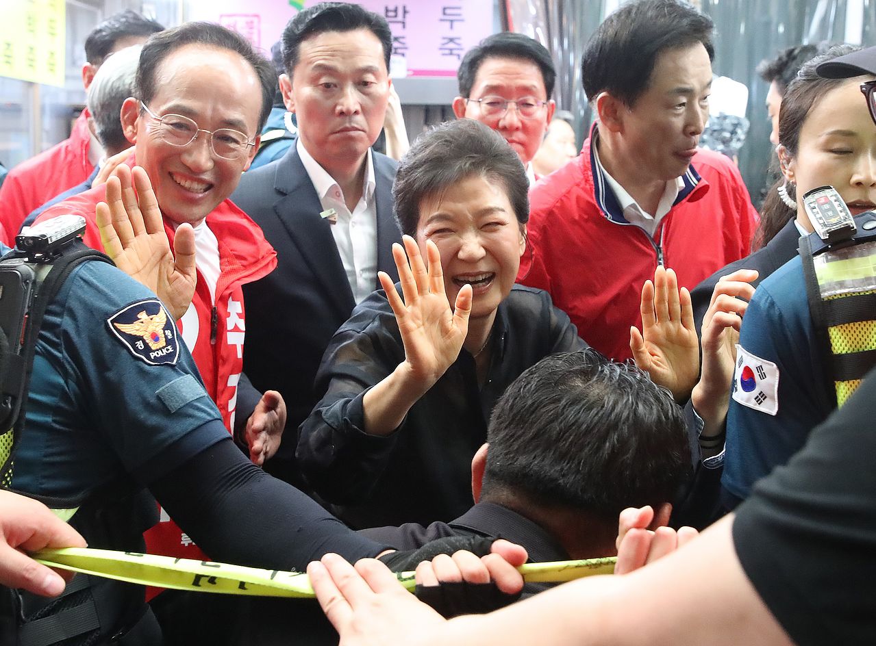 박근혜 전 대통령과 추경호 국민의힘 대구시장 후보가 5월 31일 오후 대구 중구 서문시장을 찾아 시민들과 인사를 나누고 있다. 뉴스1