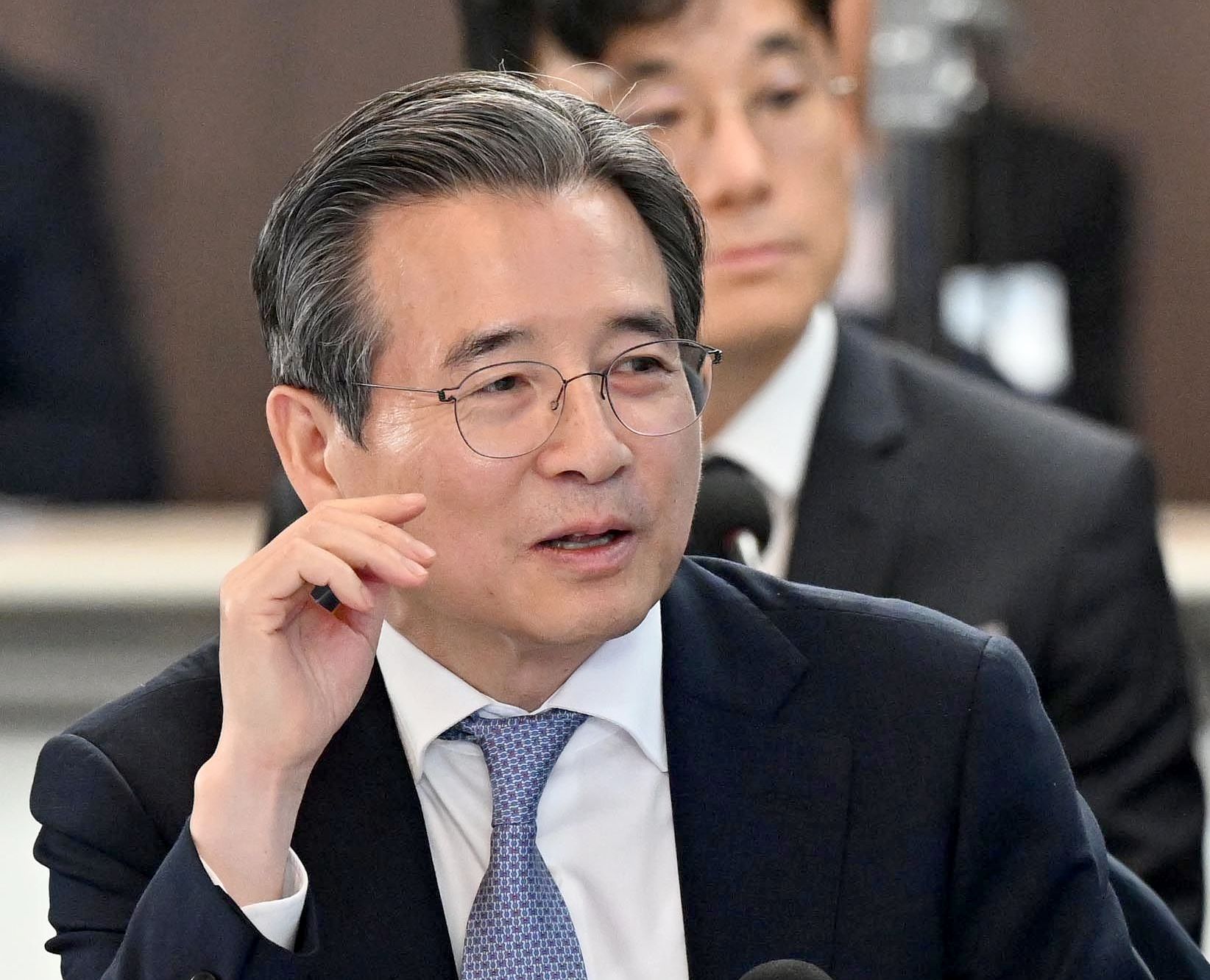 김용범 청와대 청책실장이 지난달 13일 울산 호텔현대 바이 라한에서 열린 K-조선 미래비전 간담회에 참석해 강훈식 비서실장과 대화를 하고 있다. 뉴스1