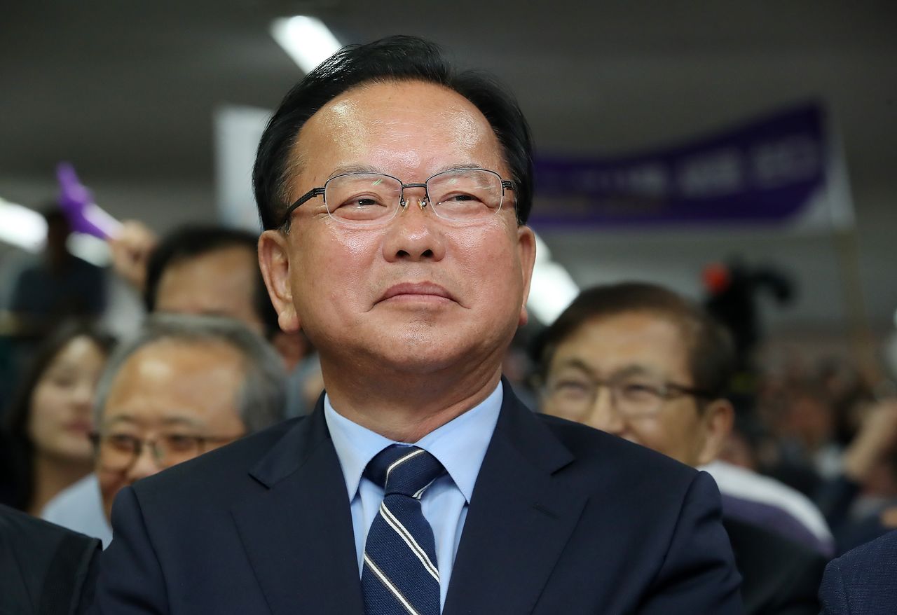 김부겸 전 국무총리가 6월 3일 대구 달서구 두류동 선거사무소에서 6·3 지방선거 출구조사 결과 발표를 지켜보고 있다. 뉴스1