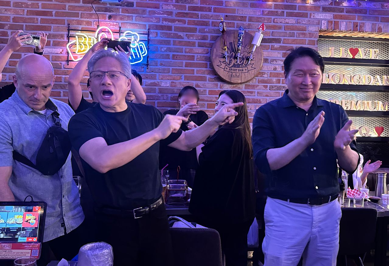 젠슨 황 엔비디아 최고경영자(CEO)가 5일 서울 마포구 비비큐(BBQ) 홍대입구점에서 최태원 SK그룹 회장, 구광모 LG그룹 회장, 이해진 네이버 의장 등과 대화하고 있다. 연합뉴스