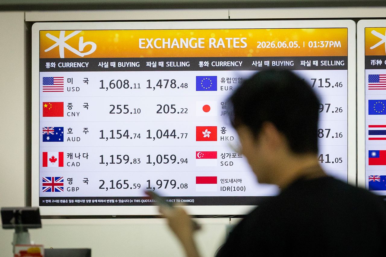 지난 5일 오후 인천국제공항 제1여객터미널 출국장의 은행 환전소에 달러화 등 각국 통화 환율이 표시돼 있다. 최영재 기자