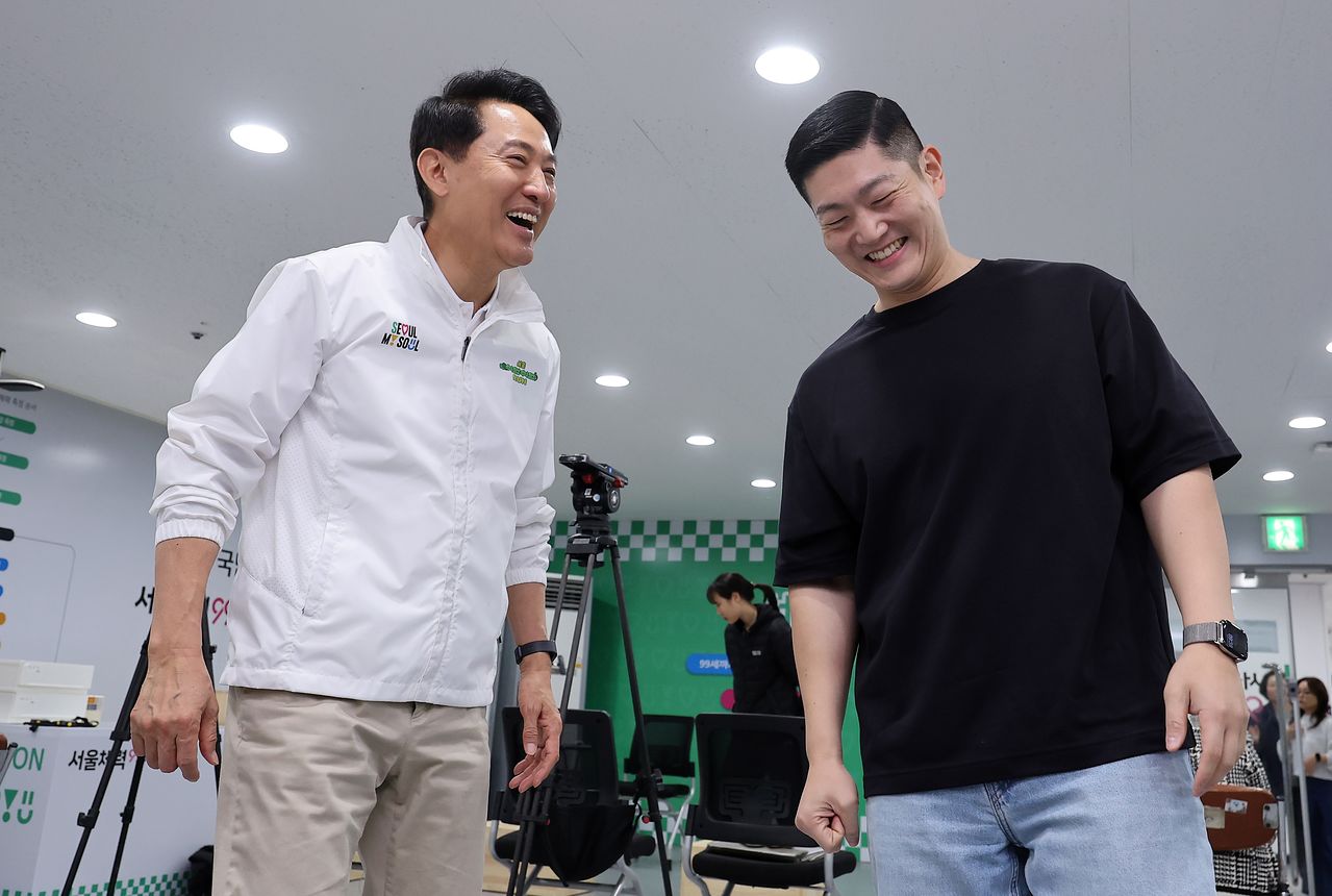 오세훈 국민의힘 서울시장(왼쪽)이 지난 4월 서울 도봉구 도봉구보건소에 마련된 서울체력9988 도봉센터에서 1호 공약 '강철 체력, 활력 서울'을 발표한 후 스트레칭을 하며 김재섭 국민의힘 의원과 대화하고 있다. 뉴스1