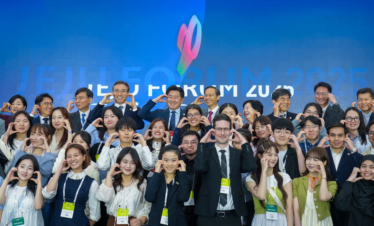 지난해 열린 2025 제20회 제주포럼 폐회식에서 기념 사진을 찍는 참가자들. 사진 제주도