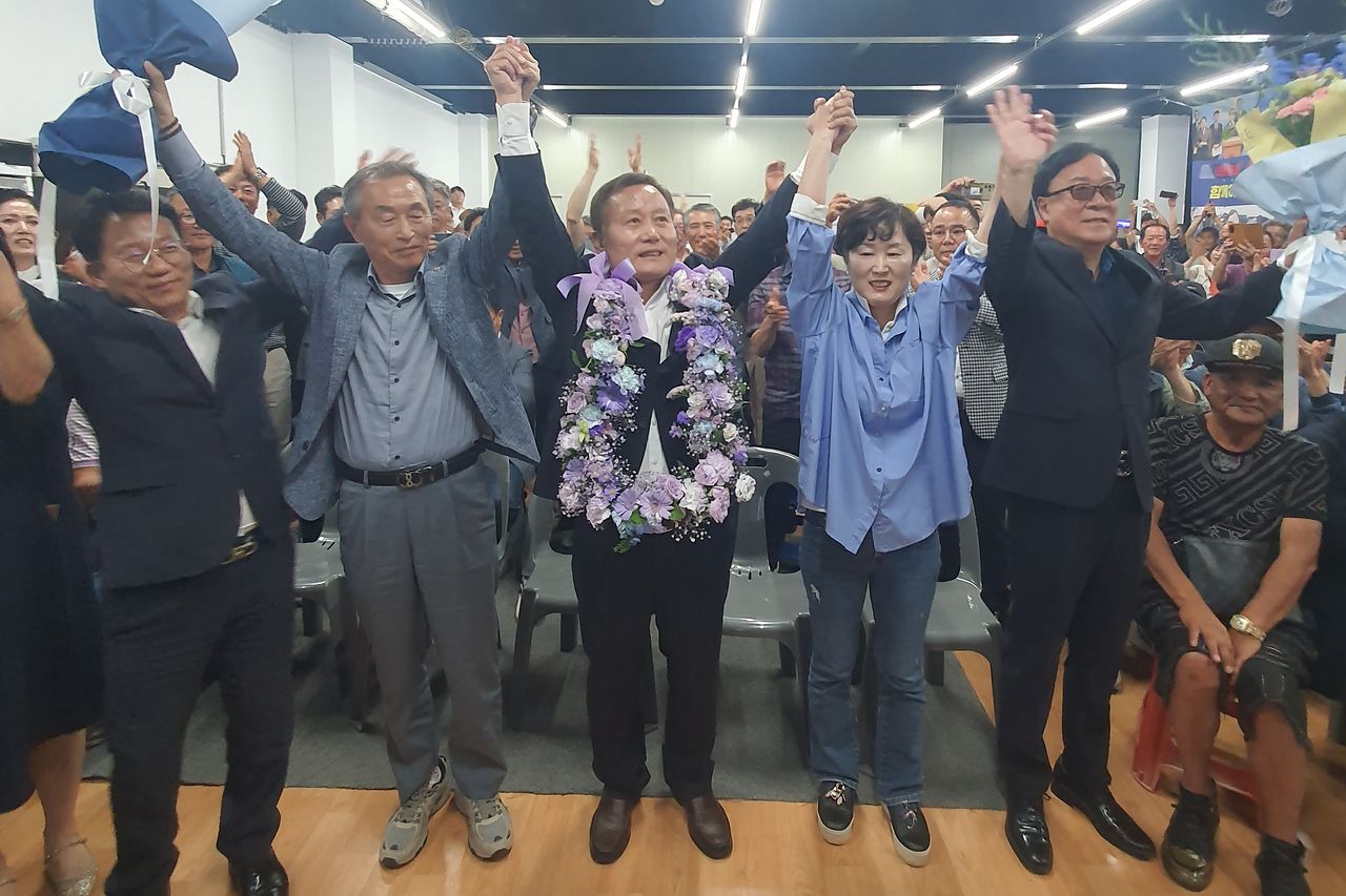  제9회 전국동시지방선거 전남 신안군수에 출마한 조국혁신당 김태성 후보가 4일 당선 소식을 듣고 지지자들과 함께 기뻐하고 있다. 조국혁신당 김태성 당선인 측 제공