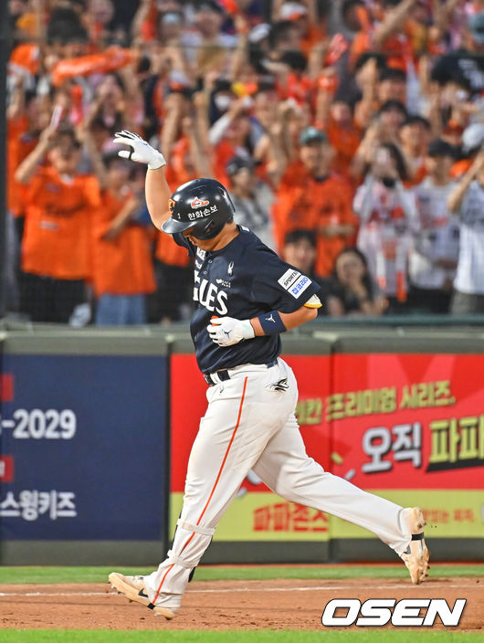 [OSEN=부산, 이석우 기자] 6일 부산 사직야구장에서 2026 신한 SOL KBO 리그 롯데 자이언츠와 한화 이글스의 경기가 열렸다. 홈팀 롯데는 이민석이, 방문팀 한화는 에르난데스가 선발 출전했다.한화 이글스 노시환이 9회초 2사 3루 좌월 2점 홈런을 치고 세리머니를 하고 있다. 2026.06.06 / foto0307@osen.co.kr