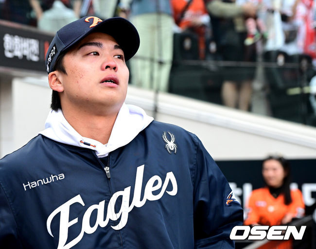 [OSEN=대전, 최규한 기자] 프로야구 한화 이글스가 키움 히어로즈를 이틀 연속 잡고 개막 2연승을 달성했다.김경문 감독이 이끄는 한화는 29일 대전 한화생명 볼파크에서 열린 2026 신한 SOL KBO리그 키움과의 홈경기에서 10-4로 승리했다. 전날 개막전에서 연장 11회 끝에 10-9 끝내기 승리를 거뒀던 한화는 이날 여유롭게 승리를 챙기며 2연승을 만들었다.한화 승리투수 왕옌청이 경기를 마치고 가족들과 인사를 나눈 뒤 눈물을 흘리고 있다. 2025.03.29 / dreamer@osen.co.kr