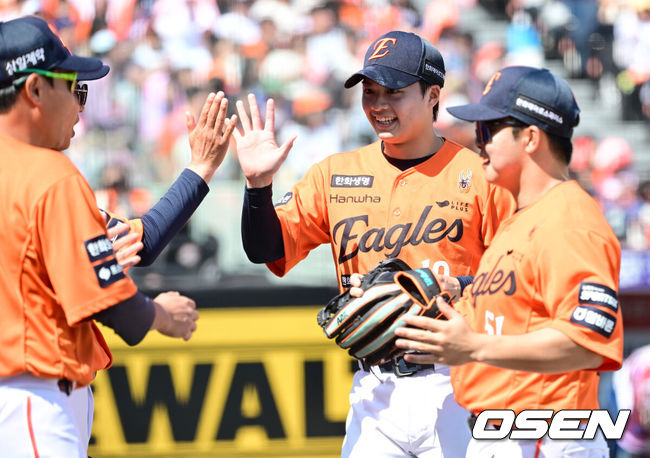 [OSEN=대전, 최규한 기자] 29일 대전 한화생명볼파크에서 ‘2026 신한 SOL KBO리그’ 한화 이글스와 키움 히어로즈의 경기가 열렸다.홈팀 한화는 왕옌청, 방문팀 키움은 하영민을 선발로 내세웠다. 1회초 키움 공격을 삼자범퇴로 막아낸 한화 선발 왕옌청이 더그아웃으로 향하며 인사를 나누고 있다. 2025.03.29 / dreamer@osen.co.kr