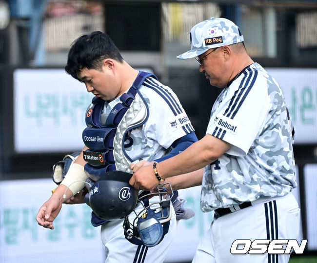 [OSEN=잠실, 최규한 기자] 7일 서울 잠실야구장에서 ‘2026 신한 SOL Bank KBO리그’ 두산 베어스와 키움 히어로즈의 경기가 열렸다.홈팀 두산은 웨스 벤자민, 방문팀 키움은 라울 알칸타라를 선발로 내세웠다.3회초 무사 1루 상황 키움 임병욱 타석 때 두산 포수 양의지가 포구 중 부상을 입고 교체되고 있다. 2026.06.07 / dreamer@osen.co.kr
