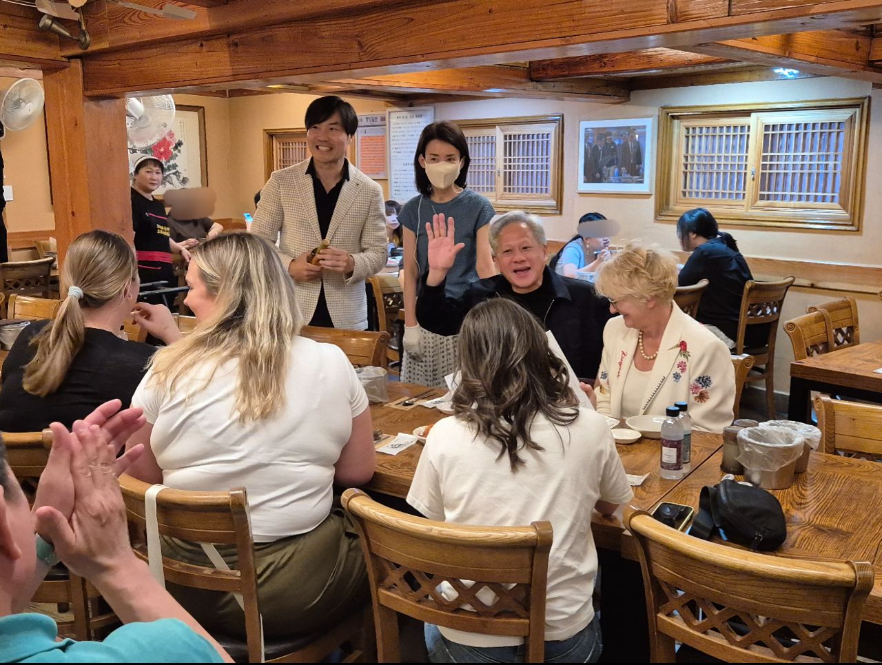 지난 6일 서울 종로구 삼계탕집 '토속촌'에 방문해 식사 중인 젠슨황 엔비디아 최고경영자(CEO)과 황 CEO의 가족들. 정성훈 토속촌 대표 제공
