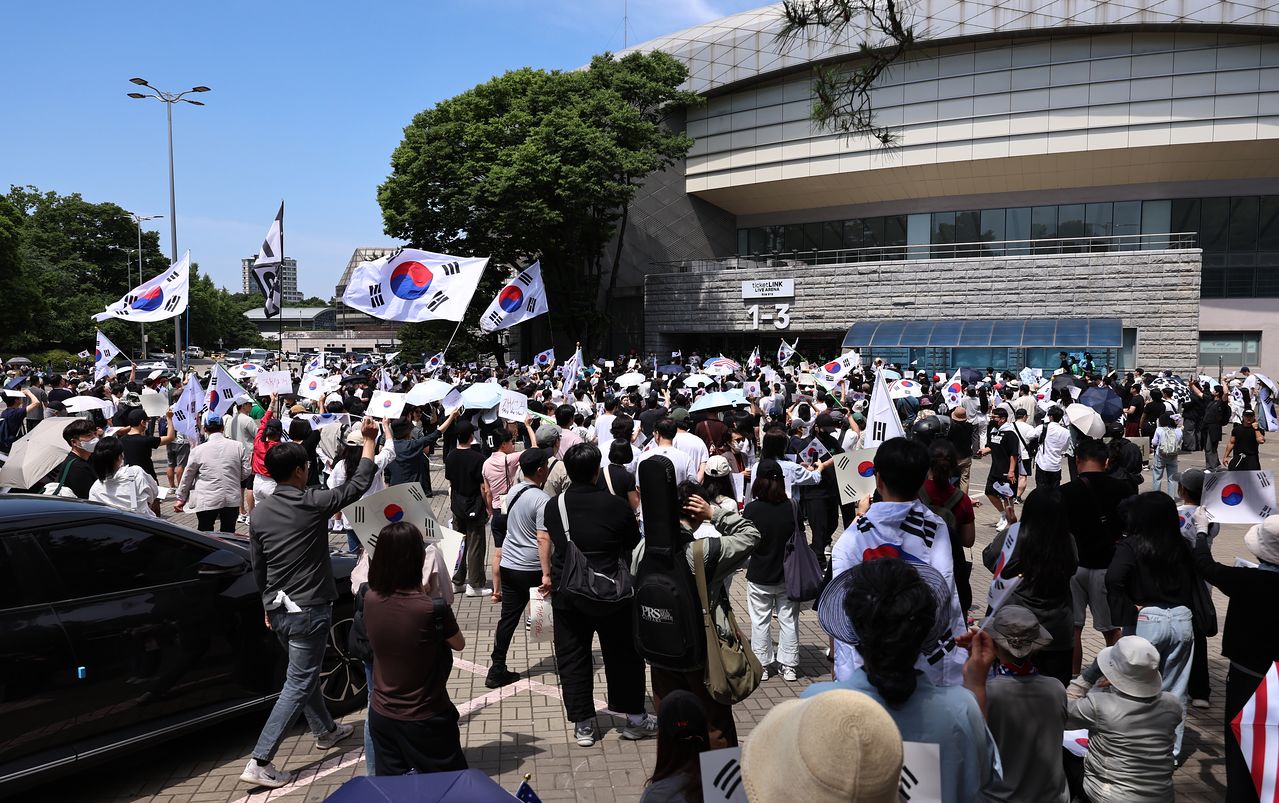 6·3 지방선거 투표용지 부족 사태에 반발한 시민들이 6일 서울 송파구 올림픽공원 핸드볼경기장 개표소 앞에 모여 재선거를 요구하는 구호를 외치고 있다. 뉴스1