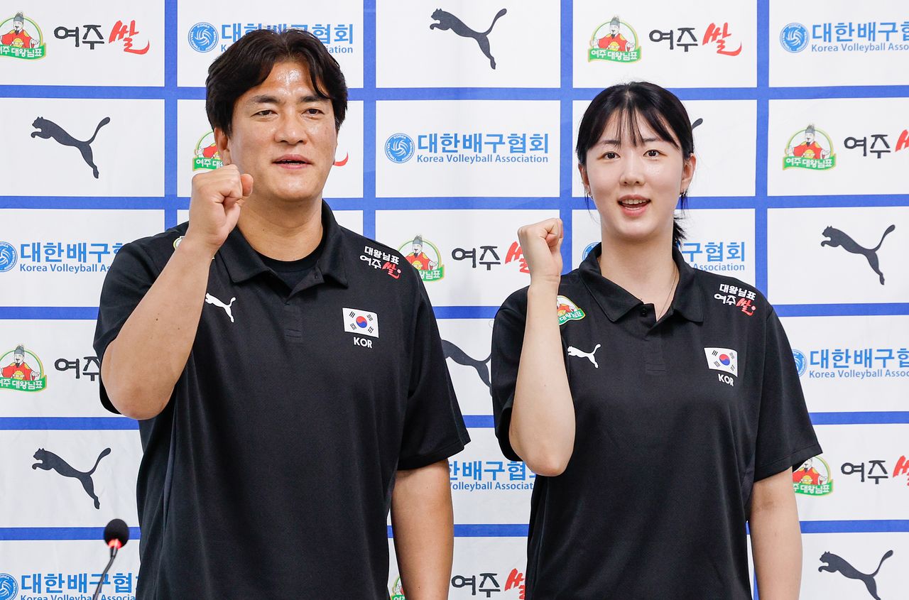 여자대표팀 차상현 감독과 주장 강소희가 20일 오후 서울 송파구 올림픽회관에서 2026년 한국 남녀 배구 국가대표팀 기자회견에 앞서 파이팅을 외치고 있다. 뉴스1