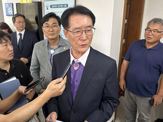 박우량 전남 신안군수가 2024년 9월 6일 기간제 공무원 채용 과정에 면접 위원들에게 영향력을 행사한 혐의(직권남용)로 기소된 항소심 재판에서 당선무효형을 선고받은 뒤 입장을 밝히고 있다. 연합뉴스