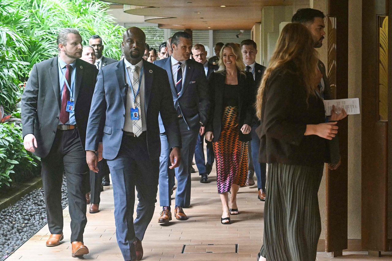 지난달 30일(현지시간) 싱가포르에서 열린 제23차 샹그릴라 대화 정상회의 본회의에 앞서 피트 헤그세스 미국 국방장관(가운데 왼쪽)과 그의 배우자 제니퍼(가운데 오른쪽)이 걸어가고 있다. AFP=연합뉴스