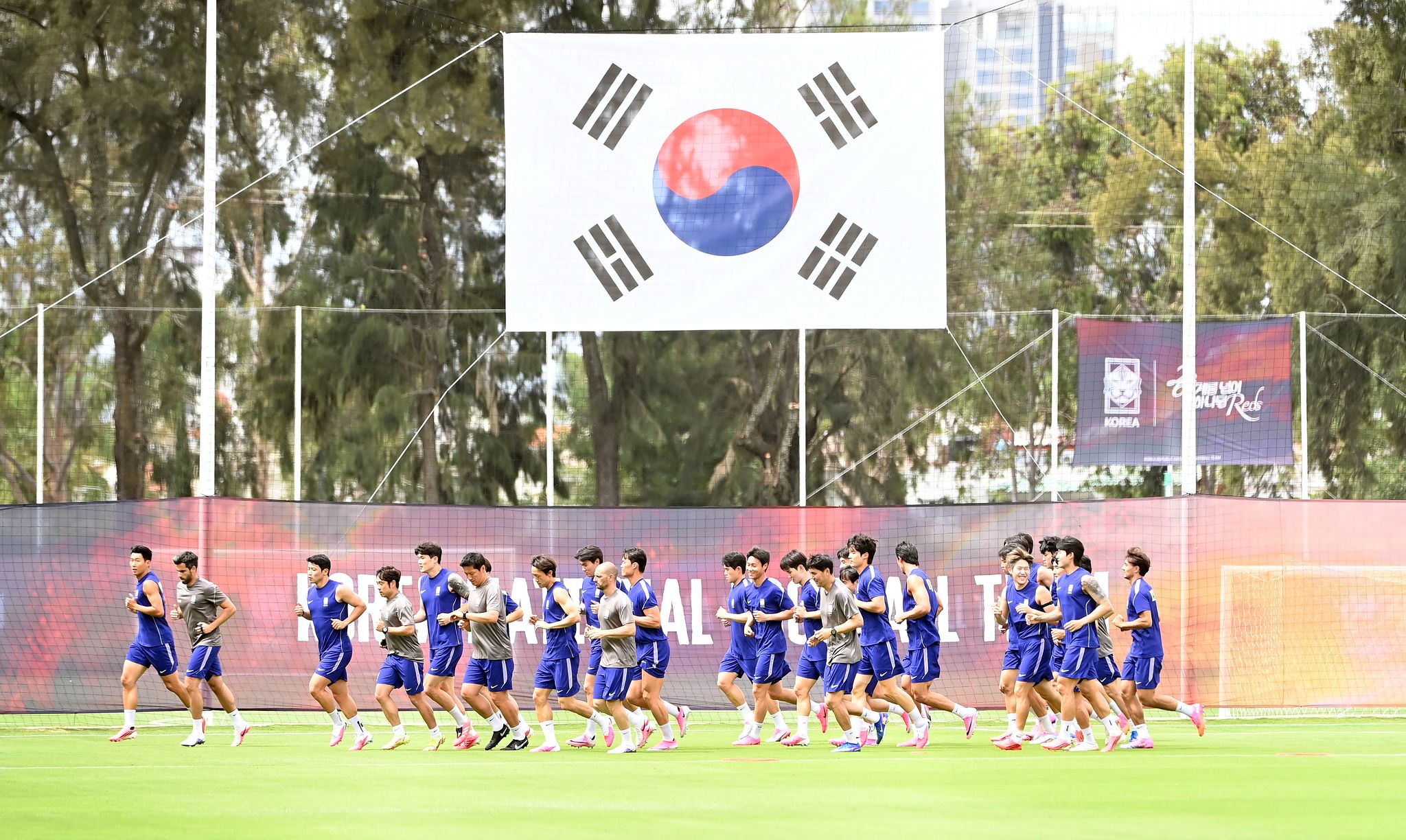 7일(한국시간) 치바스 베르데 바예에서 훈련하는 축구 대표팀. 체코와 조별리그 1차전이 열리는 과달라하라 경기장과 불과 20분 거리에 있고 잔디도 같다. 대표팀은 고지 적응에 집중하고 있다. 강정현 기자