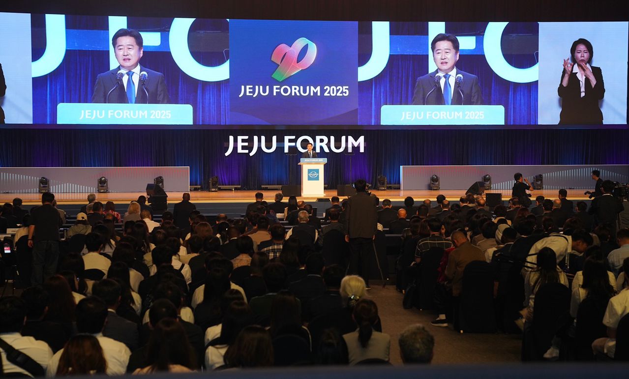지난해 5월 제주국제컨벤션센터 탐라홀에서 열린 2025 제20회 제주포럼에서 오영훈 제주지사가 개회을 선언하고 있다. 사진 제주도