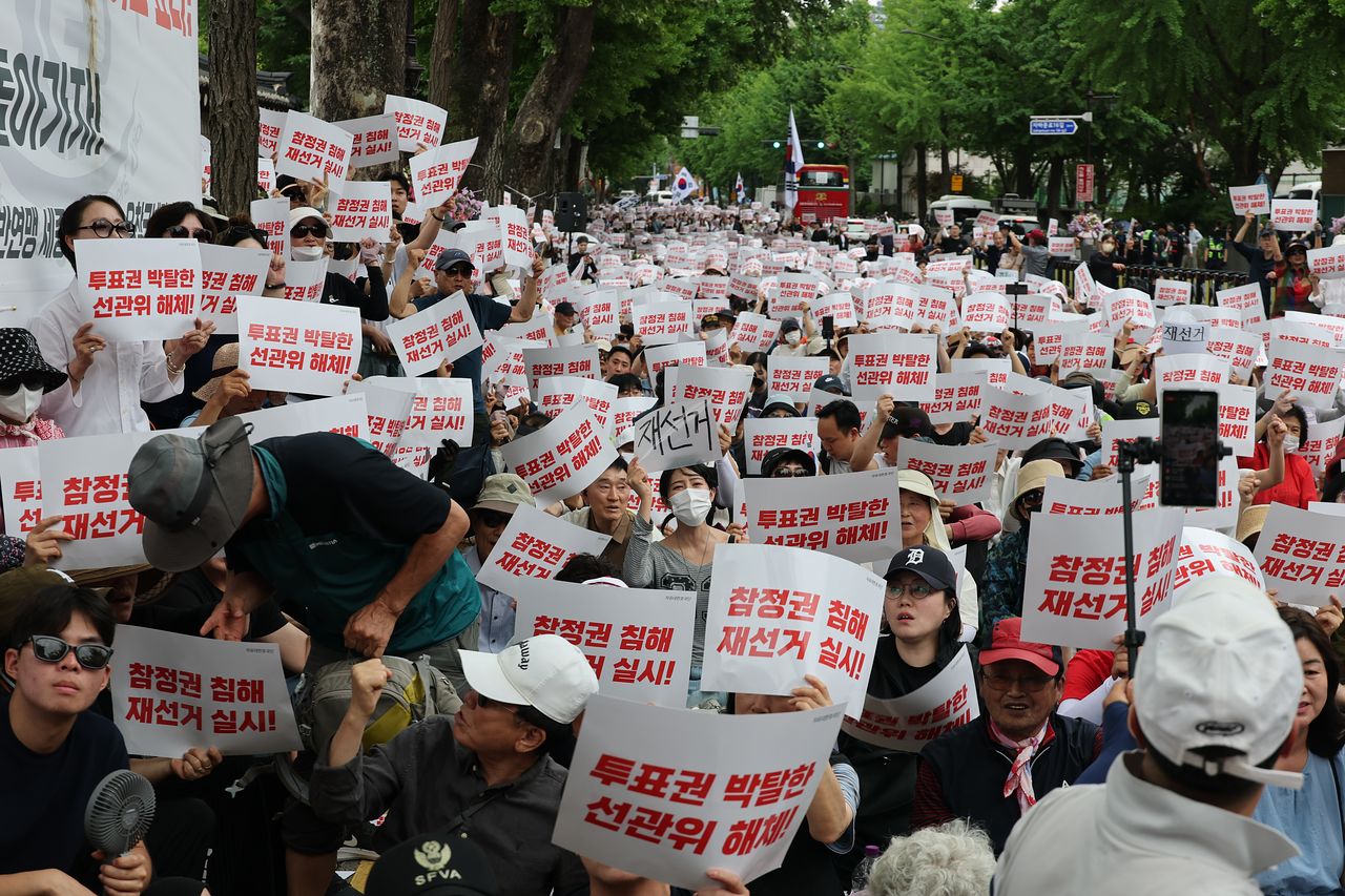 6일 청와대 앞에서 열린 6·3 지방선거 투표용지 부족 사태 규탄 및 재선거 촉구 집회에서 참석자들이 구호를 외치고 있다. 연합뉴스