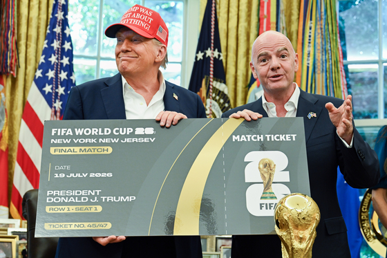 도널드 트럼프 미국 대통령(왼쪽)과 지아니 인판티노 국제축구연맹(FIFA) 회장이 지난해 8월 22일(현지시간) 백악관에서 2026 북중미 월드컵 티켓을 들어 보이고 있다. EPA=연합뉴스