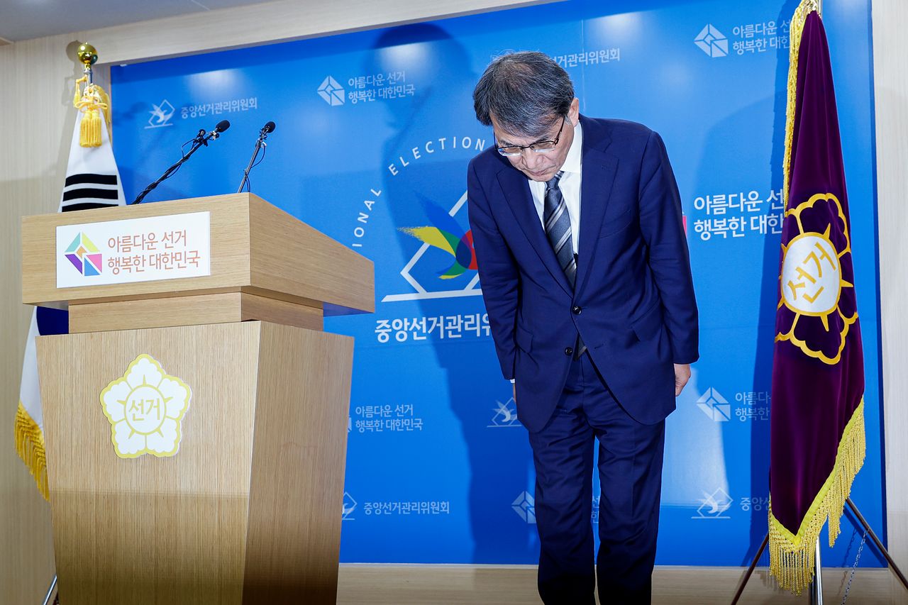 노태악 중앙선거관리위원장이 지난 5일 오후 경기 과천시 중앙 선거관리위원회에서 6·3 지방선거 ‘투표지 부족 사태’에 대한 대국민 사과를 진행하고 있다. 김정훈 기자