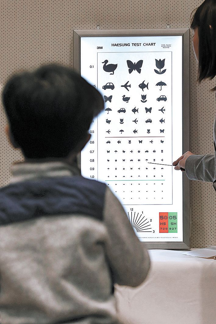 예비 초등학생인 한 어린이가 시력검사를 하고 있다. 사진 연합뉴스 