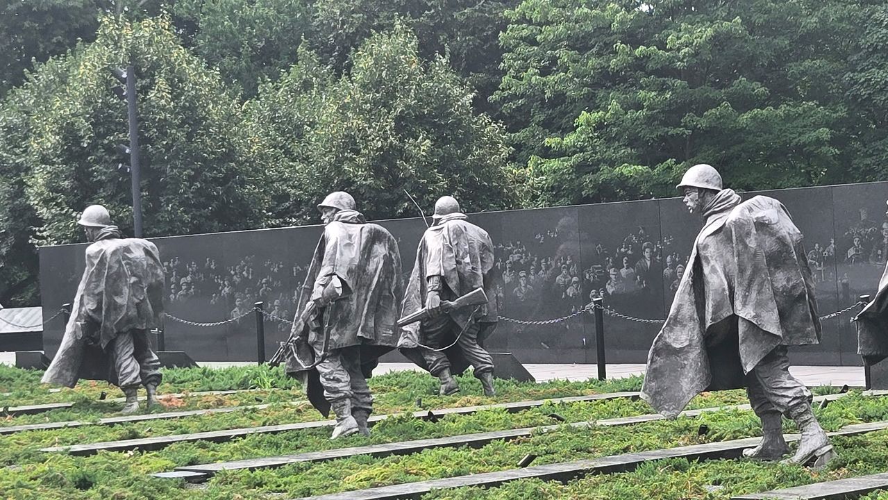  워싱턴 D.C에 있는.한국전 참전용사 기념공원. 한국전 미군 참전용사 전사자의 이름이 새겨져 있는 추모의벽이 동상들 뒤로 보인다. 백성호 기자 