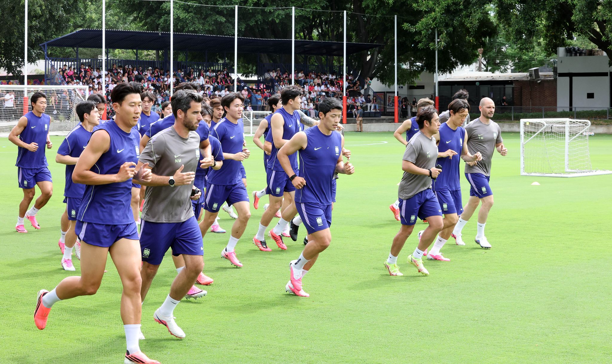 7일(한국시간) 치바스 베르데 바예에서 훈련하는 축구 대표팀. 체코와 조별리그 1차전이 열리는 과달라하라 경기장과 불과 20분 거리에 있고 잔디도 같다. 대표팀은 고지 적응에 집중하고 있다. 강정현 기자