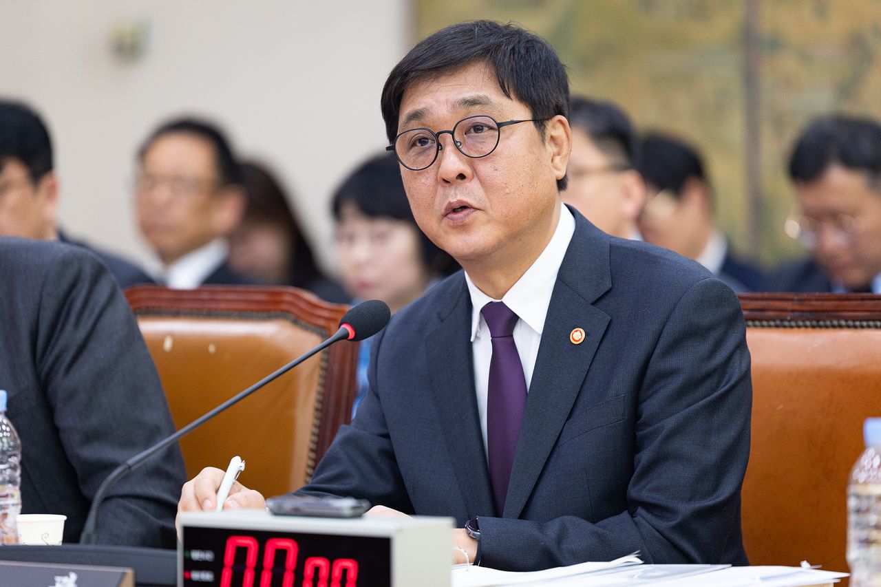 최휘영 문화체육관광부 장관이 지난 3월 서울 여의도 국회에서 제432회 국회(임시회) 폐회중 열린 문화체육관광위원회 제3차 전체회의에 출석해 의원 질의에 답하고 있는 모습. 뉴스1
