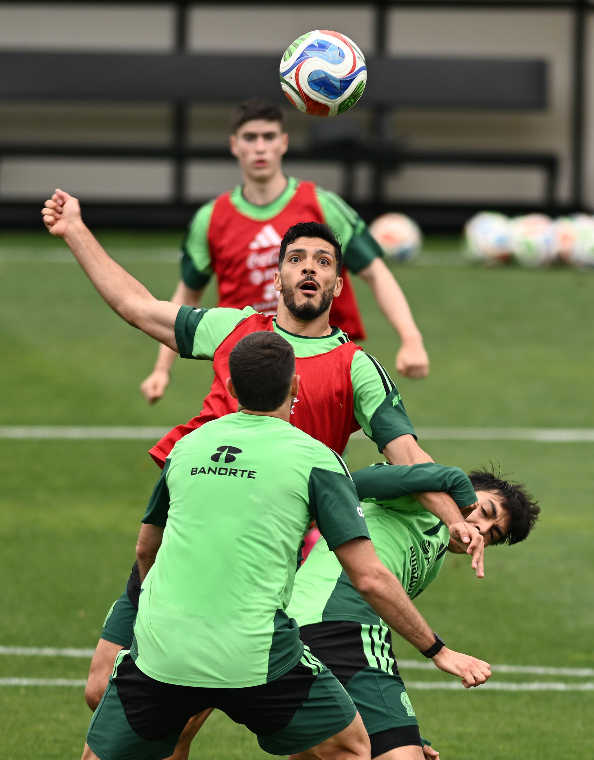 멕시코 축구대표팀 라울 히메네스(가운데)가 멕시코시티에서 열린 오픈 트레이닝에서 동료들과 훈련하고 있다. 신화=연합뉴스