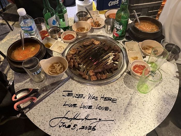 젠슨 황 엔비디아 최고경영자(CEO)가 5일 서울 마포구 홍대입구 인근 삼겹살 식당 ‘형님 저요’에서 국내 주요 기업 총수들과 ‘삼소(삼겹살·소주) 회동’을 한 뒤 테이블에 남긴 기념 문구와 사인. 뉴시스