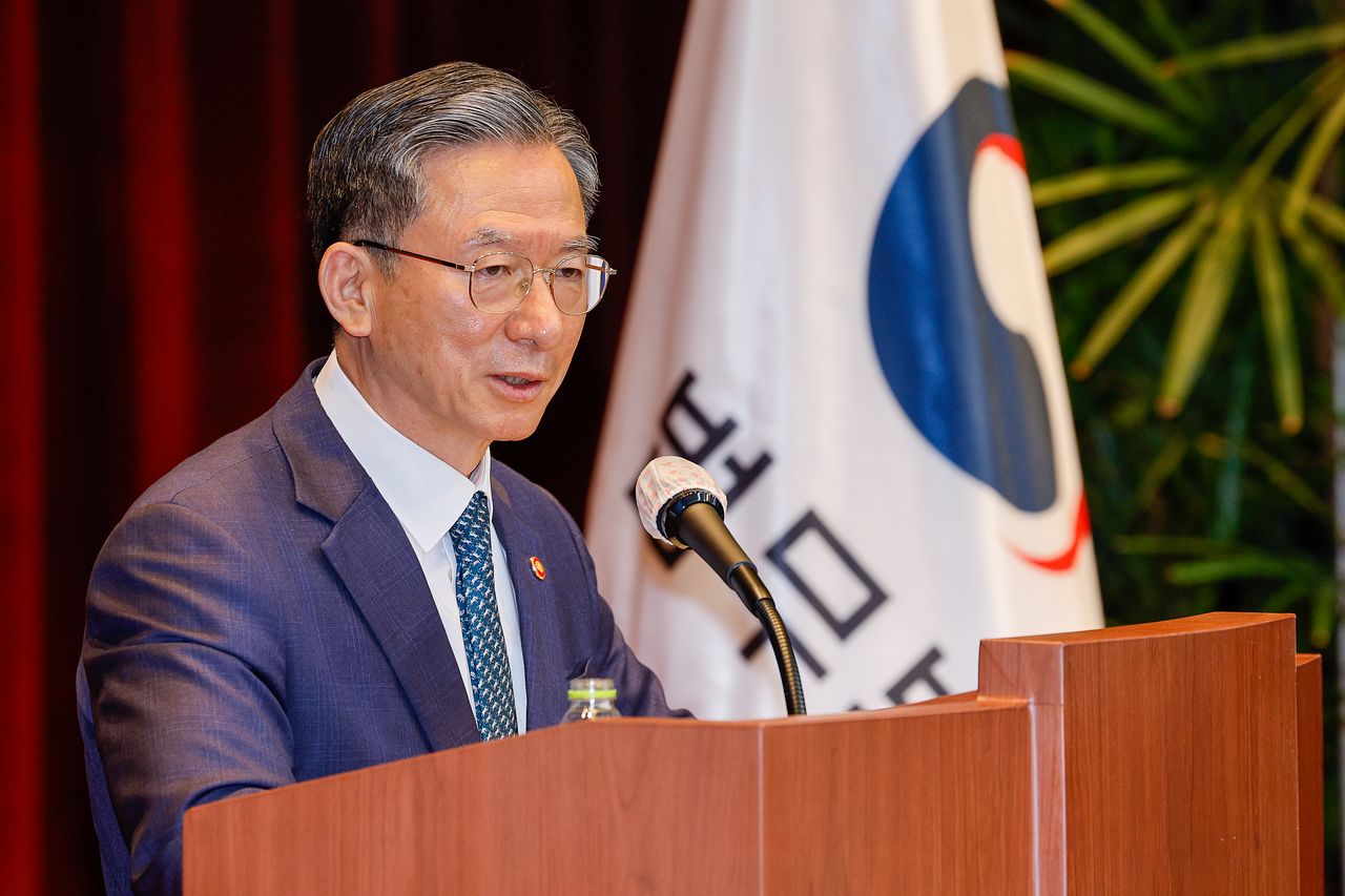 정성호 법무부 장관이 지난달 7일 경기 과천시 정부과천청사 법무부에서 열린 2026 신임검사 임관식에서 격려사를 하고 있다. 뉴스1