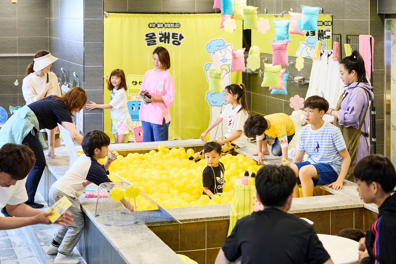 '집 앞 목욕탕' 목지수 발행인이 지난 2023년 진행한 '몰래탕' 팝업 풍경. 동네목욕탕 활성화 프로젝트로 정기휴무일에 목욕탕을 이색 체험 공간으로 탈바꿈시켰다. 사진 집 앞 목욕탕