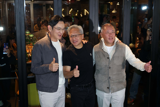 지난해 10월 이재용(왼쪽부터) 삼성전자 회장, 젠슨 황 엔비디아 최고경영자(CEO), 정의선 현대차그룹 회장이 서울 강남구 삼성동의 한 치킨집에서 회동을 마친 뒤 기념촬영을 하고 있다. 뉴스1