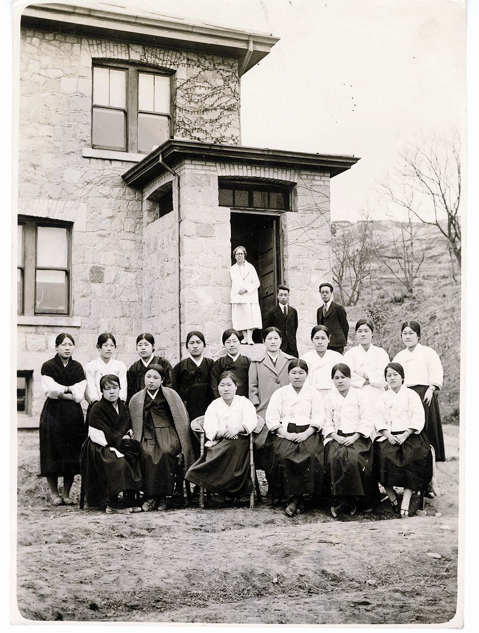 조선여자의학강습소 앞에 모인 로제타 셔우드 홀 여사와 교수진, 학생들. [사진 General Commission on Archives and History]