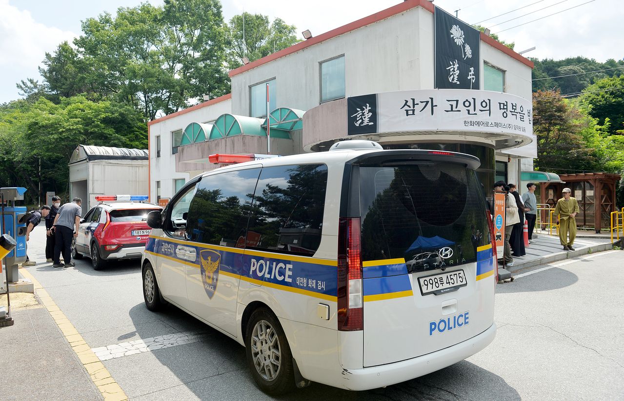 폭발 사고로 사망 5명과 부상 2명 등 7명의 사상자가 발생한 대전 한화에어로스페이스 대전사업장이 4일 전격 압수수색에 들어간 가운데 경찰과 고용노동부 차량이 사업장으로 들어가고 있다. 김성태 객원기자