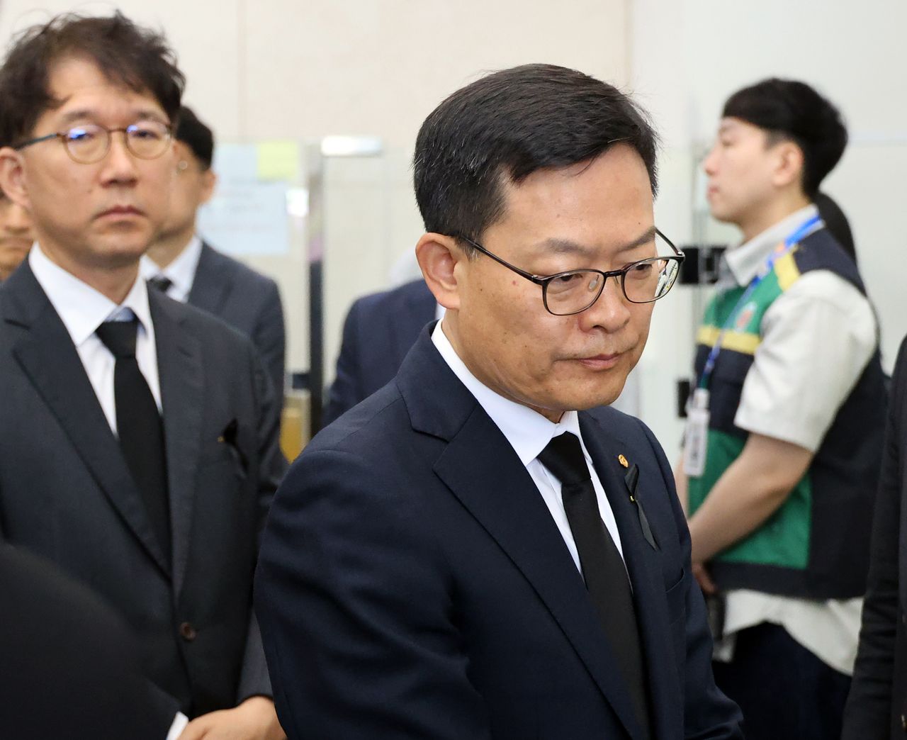 한화에어로스페이스 대전사업장 폭발 사고 희생자 합동분향소가 마련된 5일 오전 손재일 한화에어로스페이스 대표가 대전 유성구청 합동분향소를 찾아 헌화 후 자리를 떠나고 있다. 연합뉴스