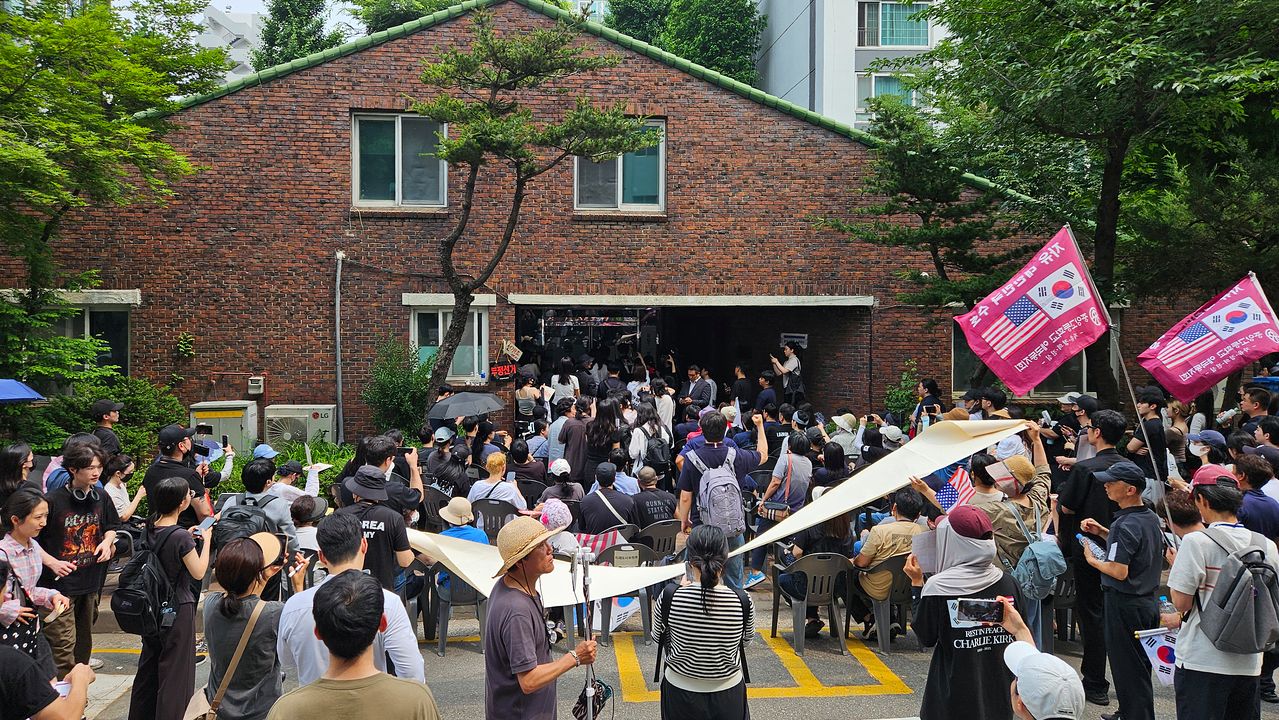 지난 4일 서울 송파구 잠실7동 제2투표소 앞에서 시민들이 구호를 외치고 있다. 전날 투표용지 부족으로 투표가 오후 10시까지 진행된 뒤 일부 시민들은 개표 중단과 재선거를 요구하며 밤새 투표함 반출에 반대하고 있다. 김종호 기자