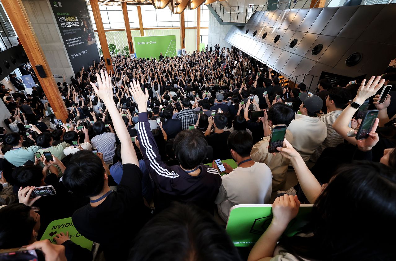 8일 서울 관악구 서울대학교 공과대학 해동첨단공학관에 젠슨 황 엔비디아 최고경영자(CEO)가 입장하자 학생들이 환호하고 있다. 장진영 기자
