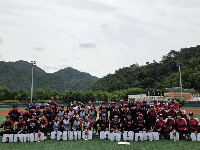 전국 소프트볼 선수들이 한자리에 모여 기량을 겨룬 제26회 평화통일배 전국소프트볼대회가 성황리에 막을 내렸다. / KBSA