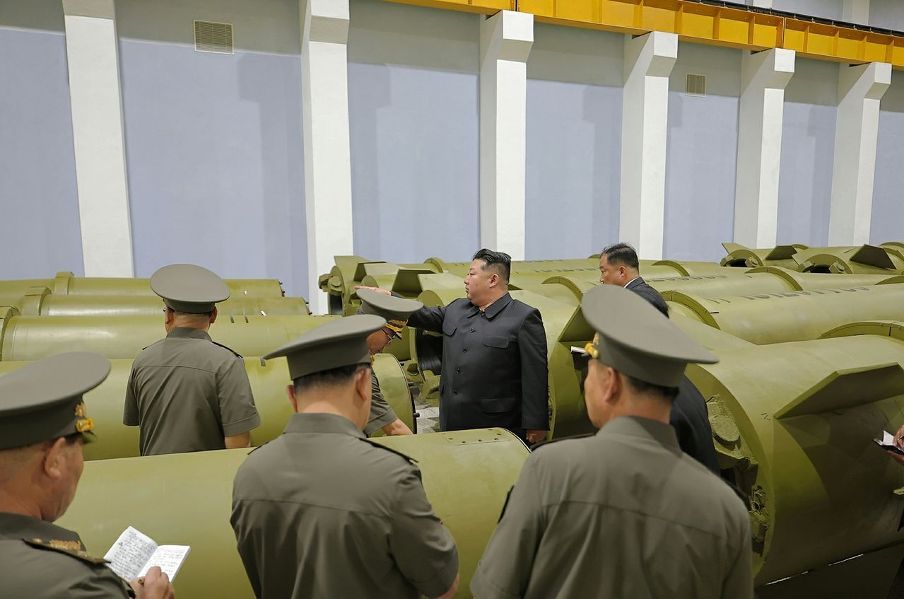 북한 노동신문은 김정은 국무위원장이 지난 6일 중요 군수공장을 방문해 미사일 생산 실태를 점검했다고 7일 보도했다. 노동신문=뉴스1