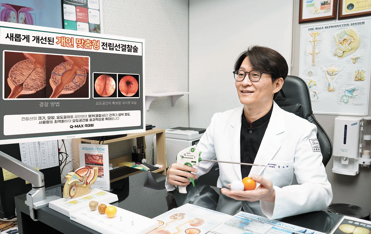 스탠탑비뇨의학과 김도리 대표원장이 핸드피스를 들고 최신 전립선 치료법인 프로게이터에 관해 설명하고 있다.